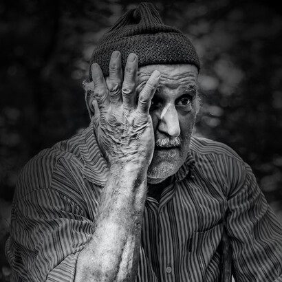 Alzheimer: con l'avanzare dell'età possiamo avere sintomi come: afasia, disorientamento, cambiamenti repentini di umore, depressione, incapacità di prendersi cura di sé, problemi nel comportamento