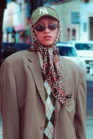 Nascido na cultura urbana, o streetwear evoluiu e conquistou a moda de luxo, mantendo sua essência de autenticidade e expressão cultural. Explorar sua história é entender a fusão entre resistência e estilo