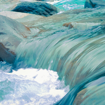 Agua que fluye entre rocas