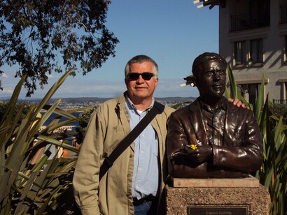 Jorge González con el busto de Ed Ricketts en Monterey