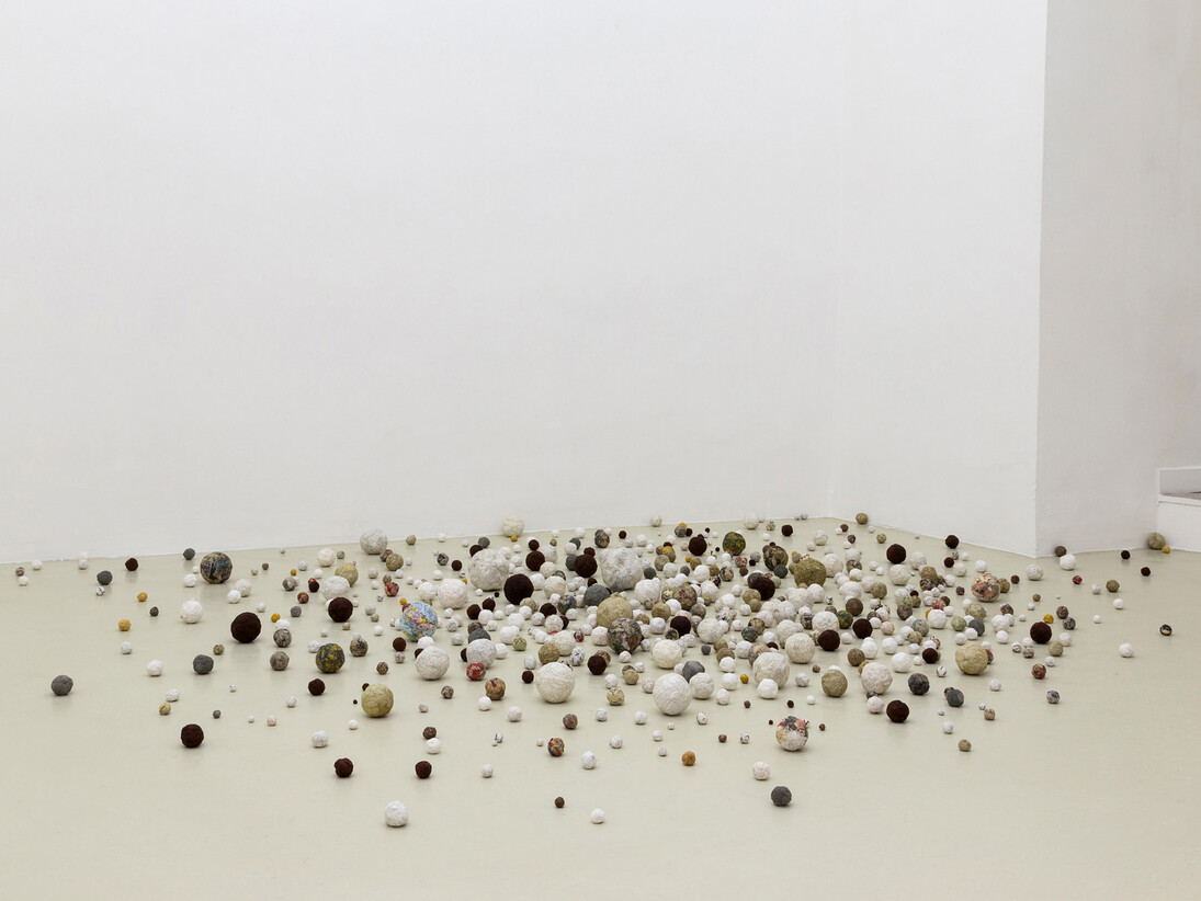 Satoshi Hirose, Untitled (tama), 2015 (1991-2015), carta, colla, dimensioni variabili,
Courtesy Galleria Umberto Di Marino, Napoli, Italy,
foto Danilo Donzelli
