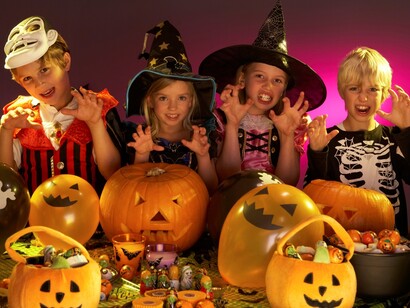 Niños en la noche de Halloween