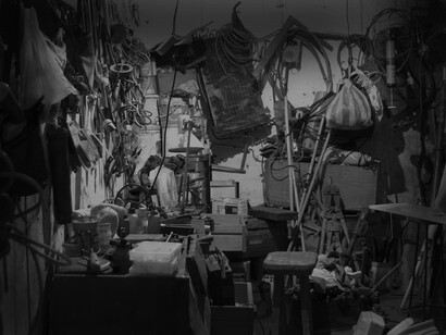 Interior de un cuarto de almacenamiento desorganizado