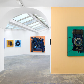 Robert Cottingham, Cameras, typewriters and components, exhibition view. Courtesy of Galerie Vallois