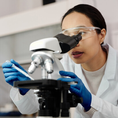 O passado e o presente nos instigam a olhar o futuro vislumbrando um mundo em que todas as mentes brilhantes, independentemente do gênero, possam contribuir plenamente para o avanço da ciência e para a construção de uma sociedade mais justa e igualitária