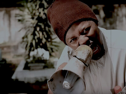 Rapper Azagaia em seu videoclipe de 'Música de Intervenção Rápida'