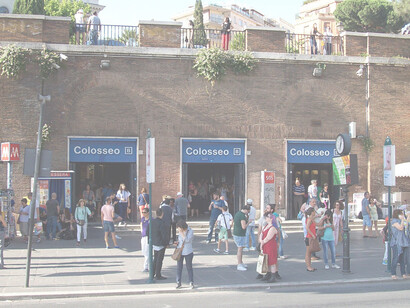 Metro Colosseo, Roma, Italia. Lo sviluppo del lavoro lungo le linee di un diffuso smart working implicherebbe, per esempio per Roma, una fuga dalla città verso mete, magari più salubri, ma ancora vicine