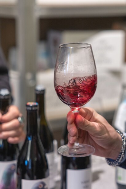 Dalle specialità ittiche di montagna alle proposte bio e alle reinterpretazioni di ricette classiche, l’evento offre un panorama gastronomico variegato. Foto di AKAstudio-collective