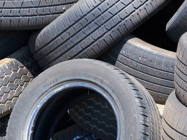 Oggi gli pneumatici sono progettati con tecnologie avanzate, utilizzando materiali sintetici e sistemi per ridurre il consumo di carburante