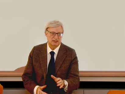 Giuseppe Tardivo, impegnato in una conferenza