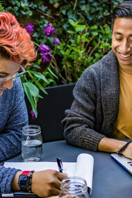 Aprenda a se educar, ouvir ativamente, eliminar preconceitos e apoiar organizações inclusivas para promover diversidade e inclusão na sociedade. Reconheça seus marcadores sociais e seja um aliado ativo no impacto social