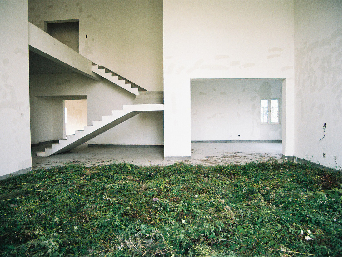 Andi Schmied, “Grass House”, 2014, © Andi Schmied,
Courtesy Daniel Blau