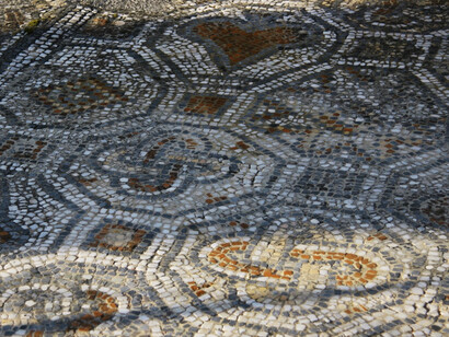 Estaba muy influido por el pensamiento platónico, creía en un mundo de ideas perfectas