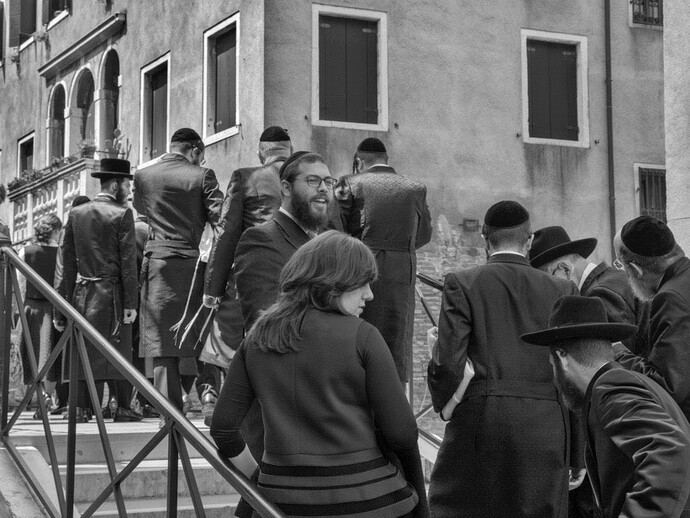 Ferdinando Scianna, Visitatori di una comunità ebraica americana attraversano il ponte del Ghetto Vecchio © Ferdinando Scianna / Magnum Photos. Courtesy of Casa dei Tre Oci 