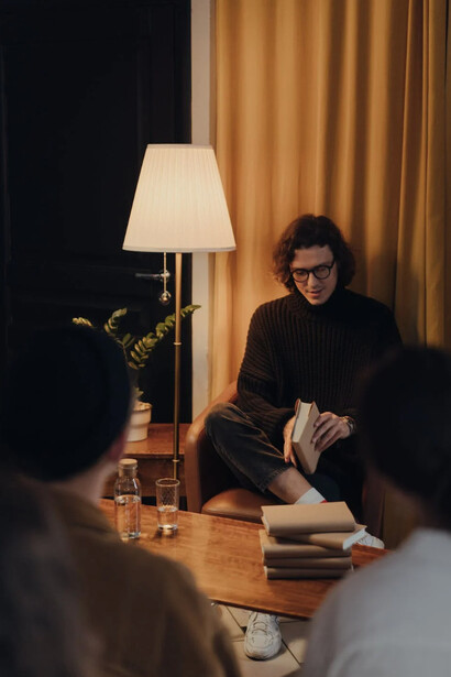 Ragazzo ascolta e interloquisce con le persone sedute di fronte a lui: cercate di non interrompere o mettere fretta 