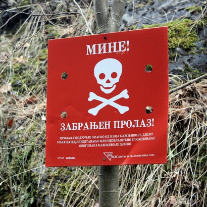 Il degrado morale serpeggia sotto la superficie, invisibile ma letale, sgretolando ciò che resta del nostro senso di responsabilità condivisa