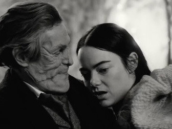 Emma Stone brilha em Pobres Criaturas, filme dirigido por Yorgos Lanthimos, explorando temas de identidade e liberdade com uma narrativa surreal e visualmente cativante