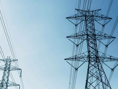 Due grandi tralicci per la trasmissione di energia elettrica