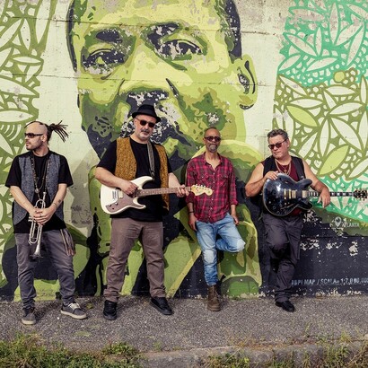 Il loro debutto discografico, Vacanze Romanes (2012), è stato concepito come un “live in studio” per restituire tutta la visceralità e spontaneità delle loro performance; il disco mescola swing, gipsy, manouche e tradizione mediterranea 