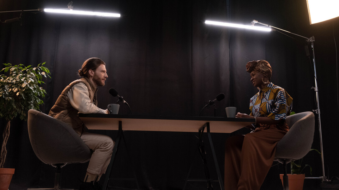 Professores se reunem em estúdio de gravação para transmitirem um podcast sobre ensino de História