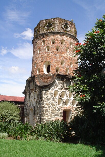 Fortín militar de Heredia, construcción del artista herediano Fadrique Gutiérrez, en 1876. Declarado Monumento Nacional de Costa Rica en 1974, el Fortín es el símbolo por excelencia de la provincia de Heredia. Cuando se construyó esta fantástica obra, ya habían fallecido tanto Andrés como Concepción Cartín. Foto cortesía de Eduardo Sánchez (Edú), tomada en el año 2018