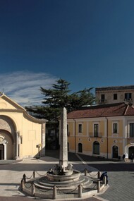 Il Complesso monumentale di Santa Sofia, cuore spirituale della Benevento longobarda e oggi patrimonio UNESCO, conserva ancora l’aura di un luogo sospeso tra Oriente e Medioevo europeo, dove architettura, memoria religiosa e potere si intrecciano in una delle testimonianze più affascinanti della civiltà longobarda in Italia. Benevento, Italia
