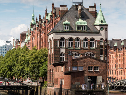 Un edificio puede dar identidad y cultura a una ciudad, esto se hizo en Hamburgo al convertir un fortín en el centro de Hamburgo en un edificio como los que se admiran en Speicherstadt, Hamburgo, Alemania