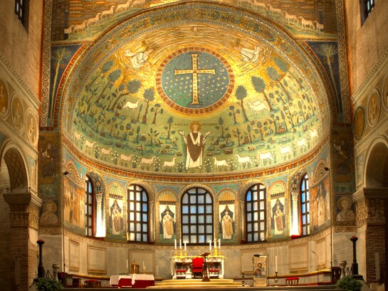 Mosaico absidale della Basilica di Sant'Apollinare in Classe, metà VI secolo, Ravenna, Italia. 
