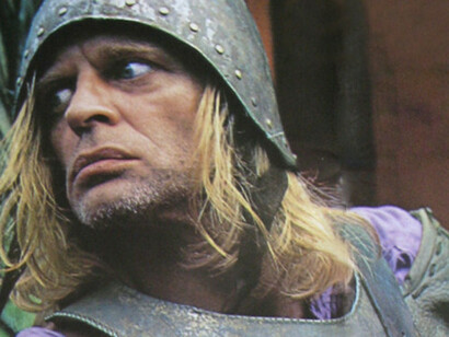 La película de Herzog narra el viaje del explorador español Lope de Aguirre y un grupo de conquistadores a través del río Amazonas en busca de El Dorado