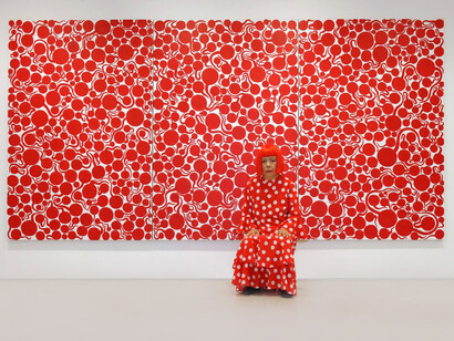 Yayoi Kusama frente a su pieza titulada «Llama de la vida», Ota Fin Art Gallery, Tokio