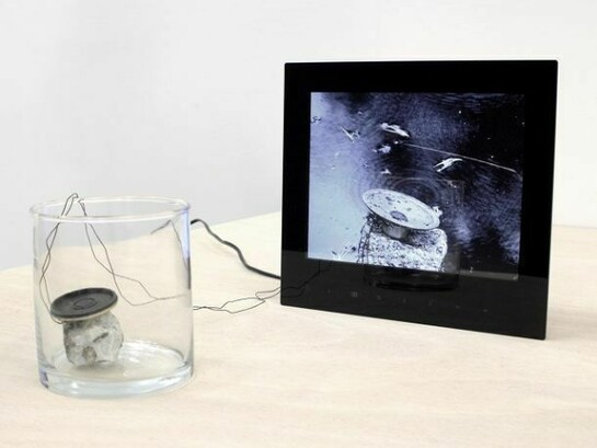 Pluie, 2010, Ecran vidéo, verre, pierre, haut-parleur, câble, audio, lecteur MP3 Installation environ 33 cm, Pièce unique Courtesy galerie cortex athletico