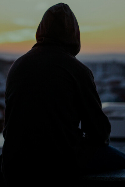 A psicologia moderna relaciona a melancolia à depressão, mas sua presença na literatura explora aspectos emocionais e filosóficos