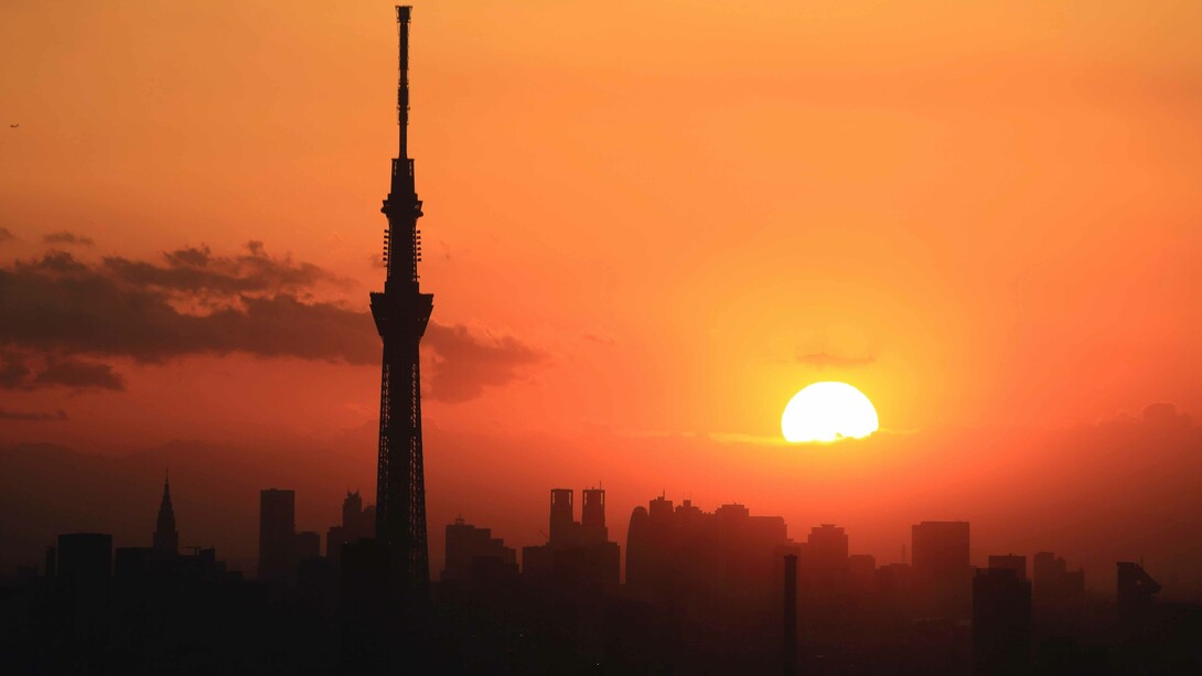 Le soleil décline à l’Ouest et se lève à l’Est