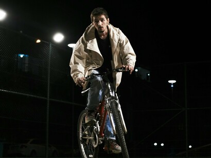 Que sensação maravilhosa de liberdade era aquela que ele sentiu. Parecia que tudo que havia à sua volta lhe pertencia. Gabriel, o dono da escuridão. O lorde das sombras. Nunca havia se sentido tão tranquilo, alegre e confiante. Era como se ali, naquele lugar e naquele momento, estivesse experienciando um ritual de passagem para a vida adulta. Uma viagem sem volta para uma nova etapa de sua existência. Tudo que uma mente jovem e imaginativa poderia produzir, com referências de diversos filmes, séries, livros e músicas que Gabriel havia consumido durante seu pouco tempo de vida na terra