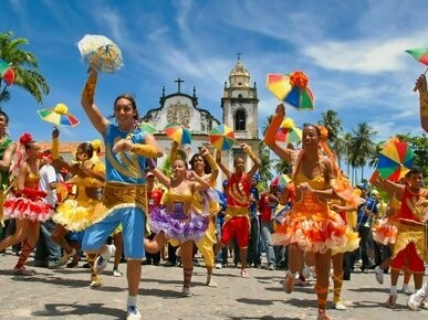 Grupo de frevo em Olinda, Brasil. Cabe ressaltar que “a cultura não existe no ar. A elaboração e difusão de produtos culturais só é possível a partir de um suporte material, organizacional e financeiro”