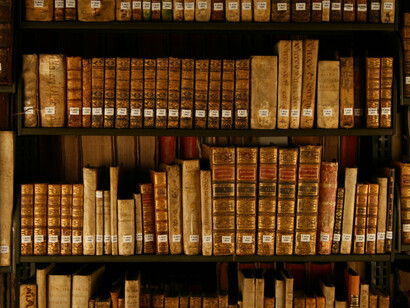 Colección de libros antiguos en un café literario