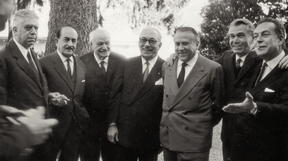 Arnoldo Mondadori in occasione del cinquantesimo anniversario di matrimonio. Da sinistra: i poeti italiani Eugenio Montale, Salvatore Quasimodo e Giuseppe Ungaretti, il festeggiato (al centro), lo scultore Francesco Messina, il giornalista e scrittore Arturo Tofanelli e il pittore Renato Guttuso, 1963