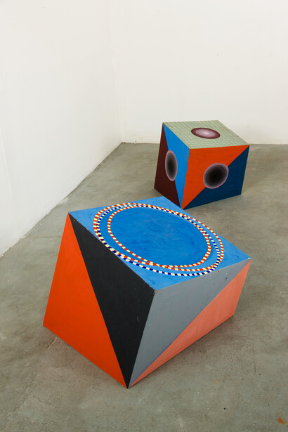 Philippe Richard, Sans titre, 2014, acrylique sur bois, 100 x 100 x 75 cm et Sans titre, 2014, acrylique sur bois, 80 x 80 x 75 cm, Crédit photo Marc Plantec