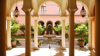 La Corte Moresca, un’oasi fresca e tranquilla per l’estate, sulla quale su affacciano anche delle camere