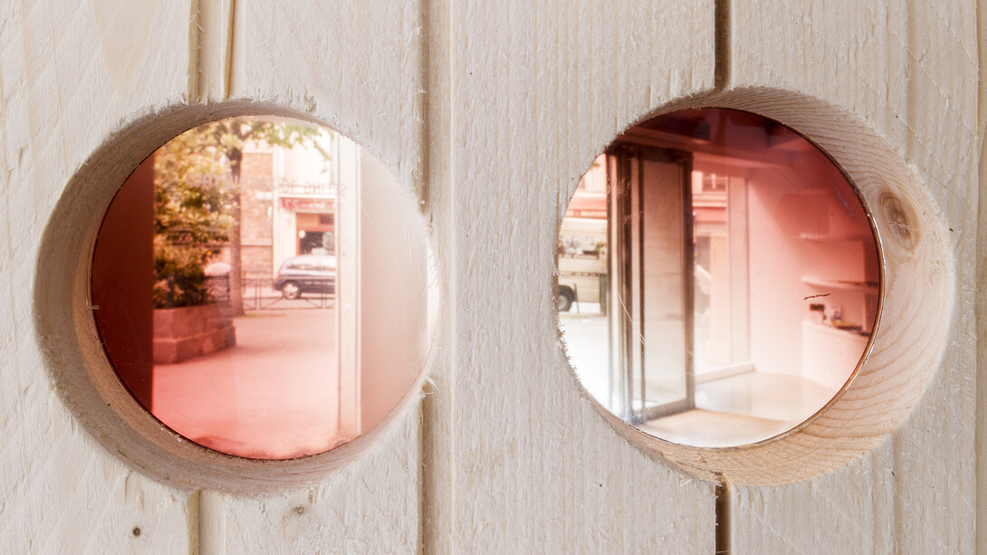 Dan Walsh, Le mur qui écoute, 2014. Photo : Martin Argyroglo