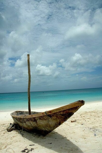 Barca su una spiaggia di Zanzibar