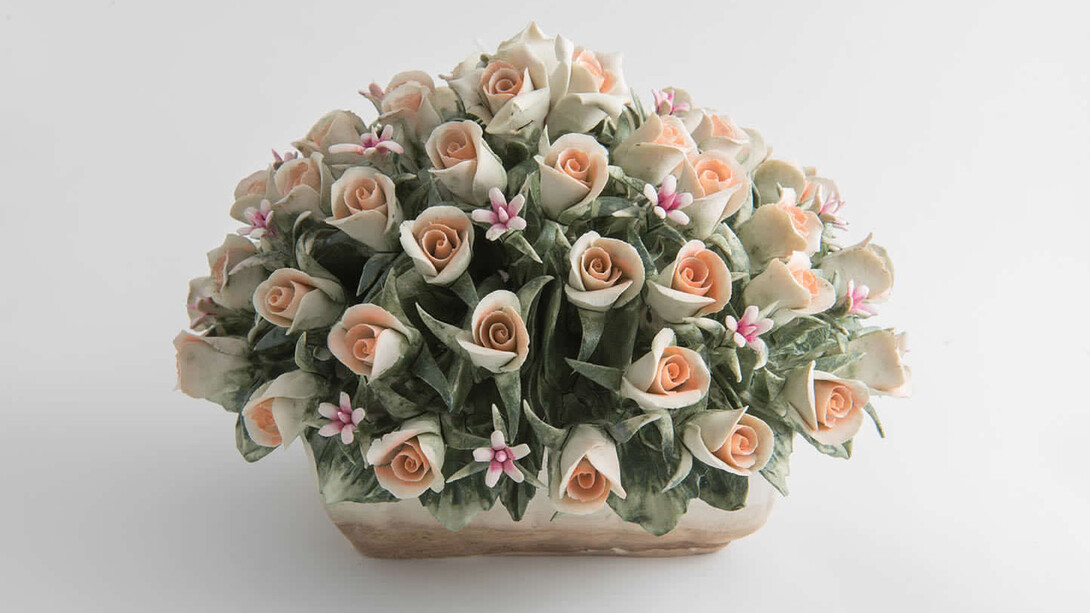 Cesto di piccole rose in porcellana di Capodimonte