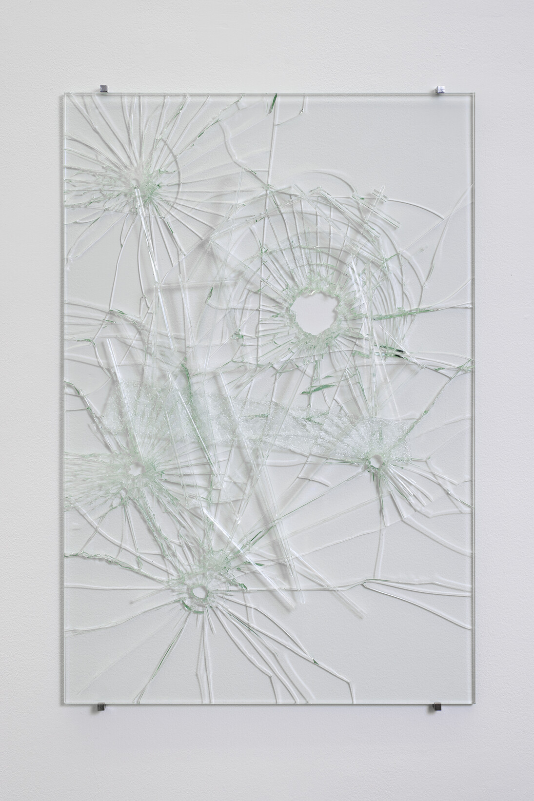 Baptiste Debombourg, Ultra 19, 2015, Verre feuilleté, verre flotté, verre goutte d’eau, colle UV, attaches acier, Courtesy Galerie Patricia Dorfmann, Paris
