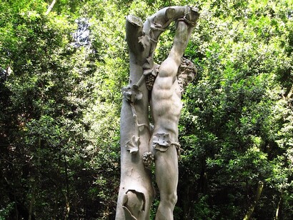 Uno degli angoli più suggestivi del parco è il Bagno di Venere, un idilliaco laghetto circondato da vegetazione, dove si trova una statua della dea Venere che emerge dalle acque, simbolo di bellezza e pace, Caserta, Italia