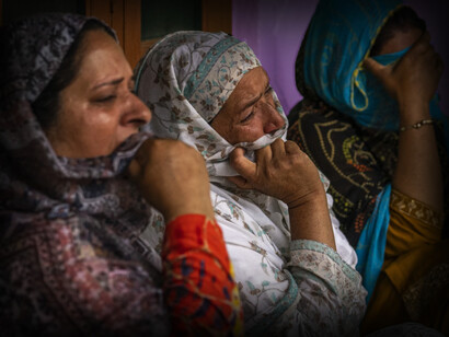 Mujeres familiares de un soldado indio fallecido en una disputa contra presuntos rebeldes lloran su muerte. Cachemira india, 5 de agosto de 2023