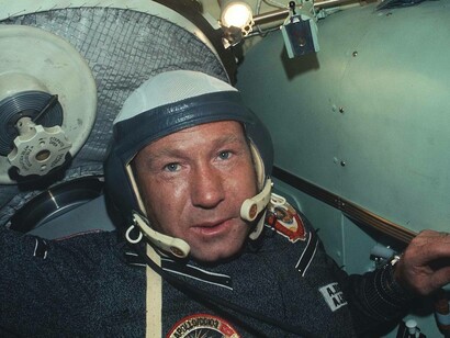 Leonov all'interno del modulo Soyuz, missione Apollo-Soyuz, foto scattata tra il 15 luglio 1975 e il 24 luglio 1975