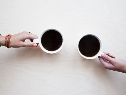 Fotografía creativa de dos tazas de café