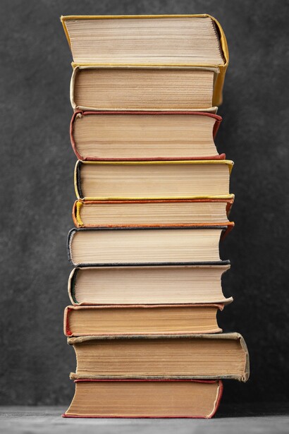 En sus relatos, la lengua no es solo medio de expresión sino territorio en disputa, donde lo hegemónico y lo subalterno se entrelazan