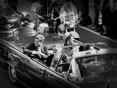 Immagine del Presidente Kennedy nella limousine a Dallas, Texas, sulla Main Street, pochi minuti prima dell'assassinio. Nella limousine presidenziale ci sono anche Jackie Kennedy, il governatore del Texas John Connally e sua moglie Nellie, 1963