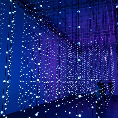 La Rete promette connessione infinita, ma spesso lascia dietro di sé individui più soli, più fragili e più manipolabili